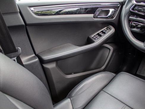 Used 2025 Porsche Macan AWD/4WD image 19