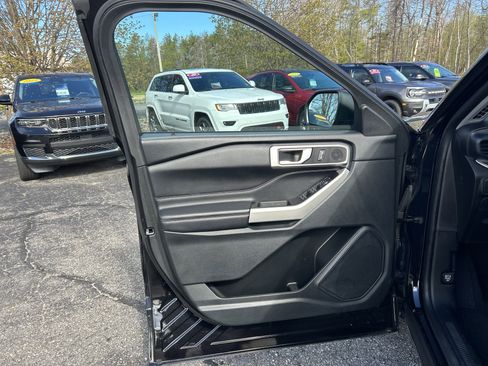 Used 2022 Ford Explorer XLT AWD/4WD image 18