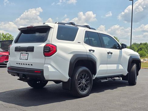 Used 2025 Toyota 4Runner SR5 AWD/4WD image 15
