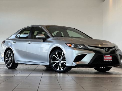 Certified 2018 Toyota Camry SE FWD image 2