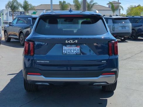 Certified 2025 Kia Sorento EX w/ Panoramic Sunroof Package AWD/4WD image 4