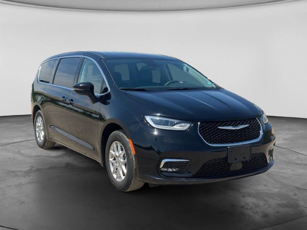 Used 2024 Chrysler Pacifica Touring-L FWD image 2