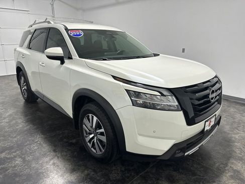 Used 2023 Nissan Pathfinder SL w/ Lighting Package (N92) AWD/4WD image 3
