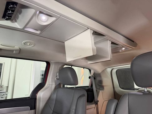 Used 2012 Volkswagen Routan SE FWD image 19