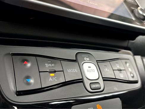 Used 2021 Nissan Leaf SV w/ SV Technology Package image 8