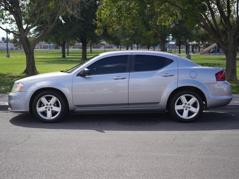 Used 2013 Dodge Avenger SE FWD image 3