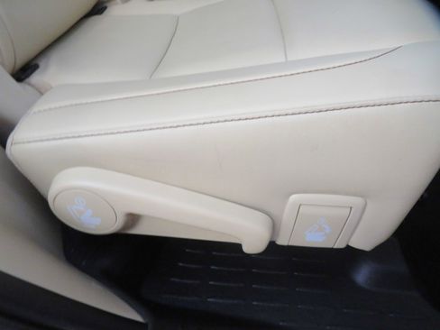 Used 2019 Toyota Highlander SE image 26