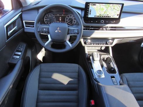New 2025 Mitsubishi Outlander SE image 10