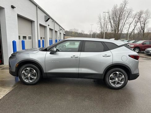 Used 2025 Chevrolet Blazer LT AWD/4WD image 2