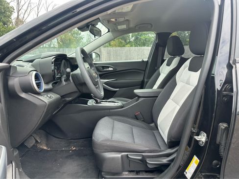 Used 2024 Chevrolet Trax LS w/ LS Convenience Package FWD image 9