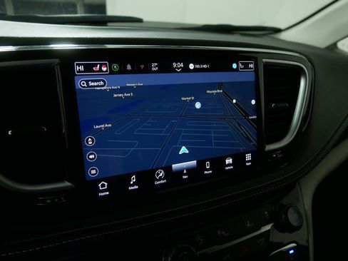 Used 2024 Chrysler Pacifica Limited image 29