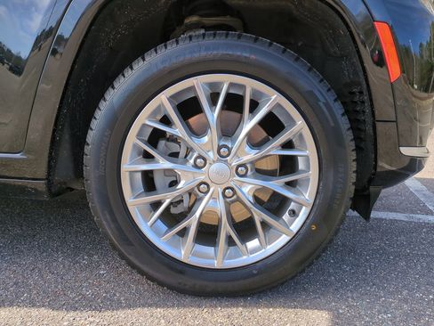 Used 2021 Jeep Grand Cherokee L Summit w/ Luxury Tech Group V AWD/4WD image 11