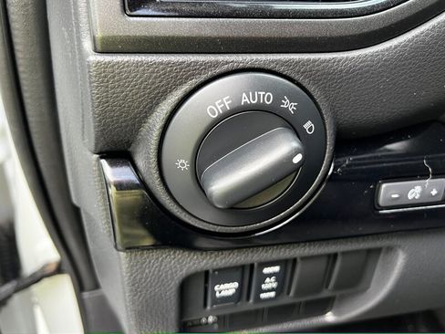 Used 2023 Nissan Titan SV w/ SV Convenience Package AWD/4WD image 23