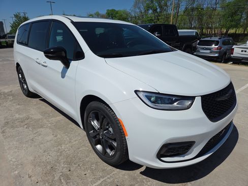 New 2026 Chrysler Pacifica Select FWD image 18