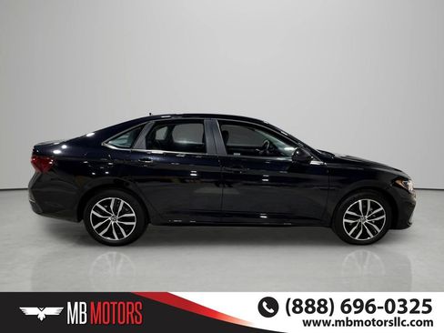 Used 2025 Volkswagen Jetta SE FWD image 4