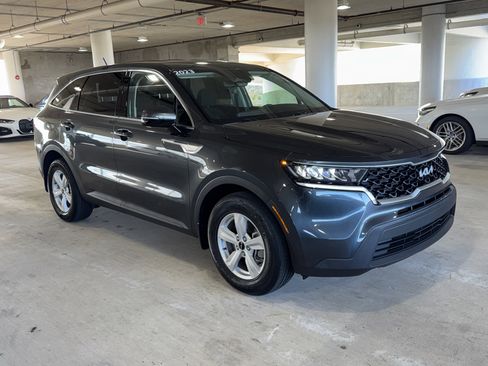 Used 2023 Kia Sorento LX image 1