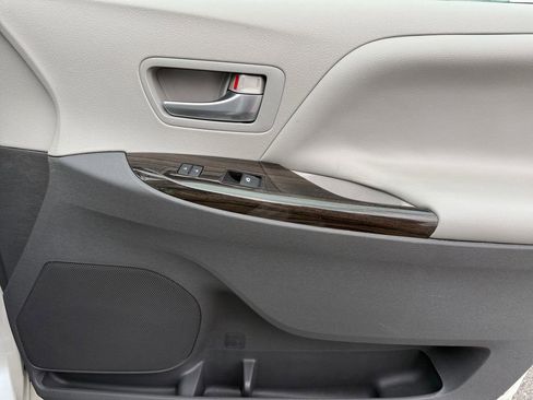 Used 2015 Toyota Sienna XLE AWD/4WD image 19