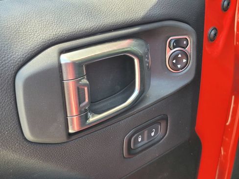 Used 2025 Jeep Wrangler Unlimited Sahara AWD/4WD image 16