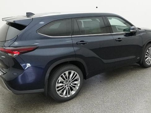 New 2026 Toyota Highlander Platinum image 9