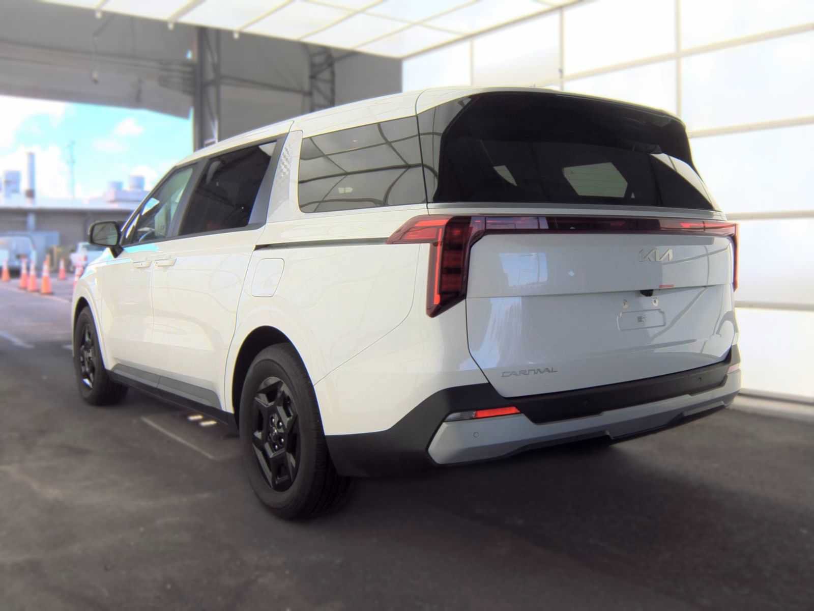 Used 2026 Kia Carnival FWD image 4