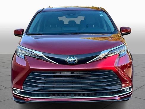 Certified 2023 Toyota Sienna XLE image 3