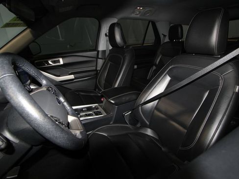 Used 2022 Ford Explorer XLT w/ Equipment Group 202A RWD image 4
