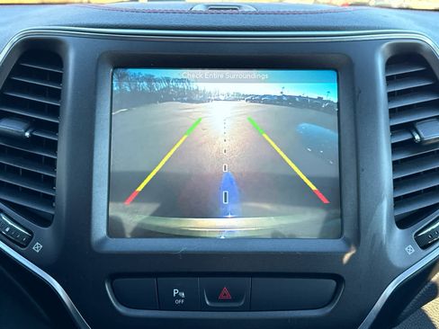 Used 2019 Jeep Cherokee Trailhawk image 21