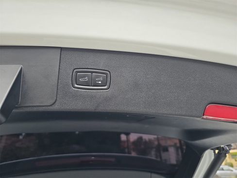 Used 2022 Porsche Cayenne Platinum Edition image 13