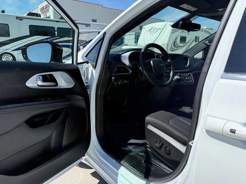 Used 2024 Chrysler Pacifica Touring FWD image 13
