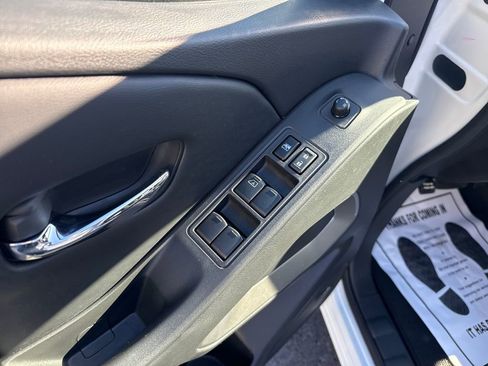 Used 2025 Nissan Frontier SV w/ SV Convenience Package image 12