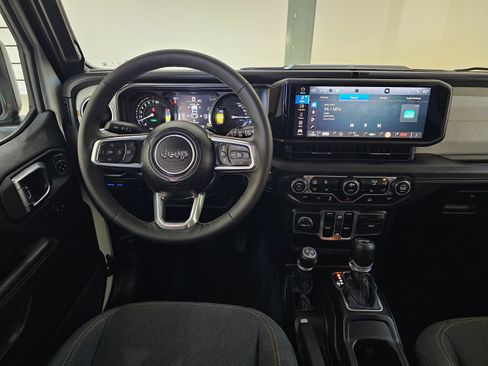 Used 2025 Jeep Wrangler Unlimited Sahara AWD/4WD image 23