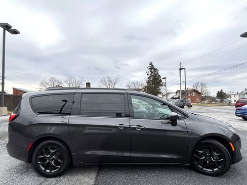 Used 2019 Chrysler Pacifica Touring-L Plus w/ S Appearance Package image 6