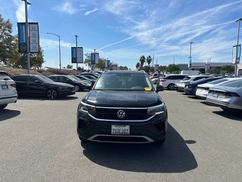 Used 2022 Volkswagen Taos SE FWD image 1