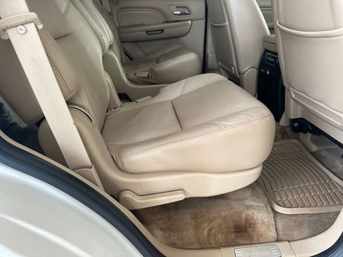 Used 2011 Cadillac Escalade Premium RWD image 31
