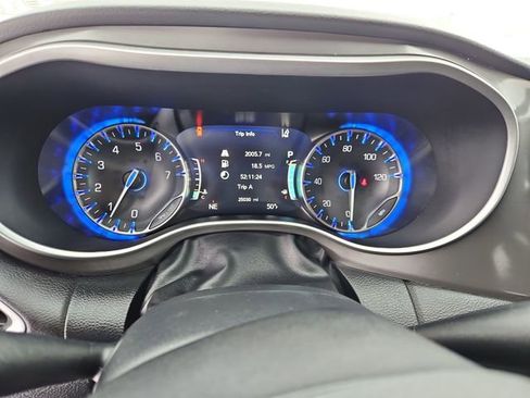 Used 2025 Chrysler Pacifica Select image 26