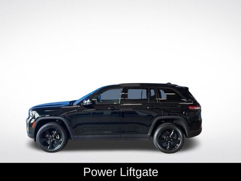 Used 2023 Jeep Grand Cherokee Altitude AWD/4WD image 15
