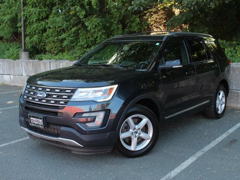 Used 2017 Ford Explorer XLT w/ Equipment Group 202A AWD/4WD image 2
