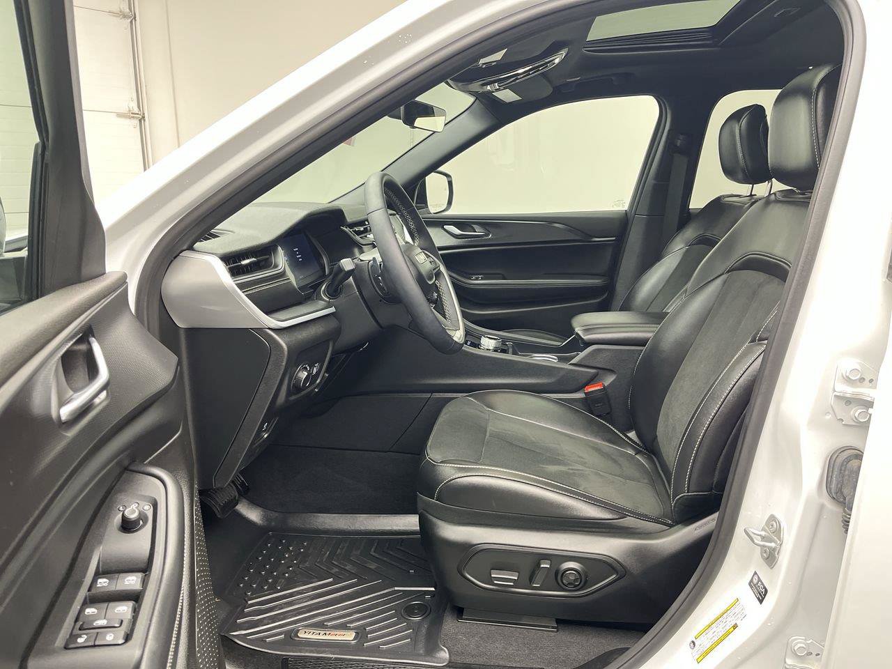Used 2025 Jeep Grand Cherokee L Altitude AWD/4WD image 3