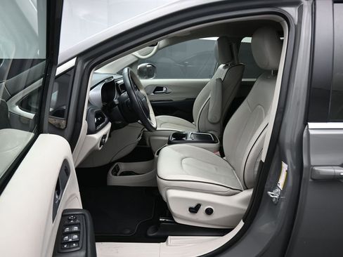 Used 2020 Chrysler Pacifica Limited w/ Advanced Safetytec Group image 13