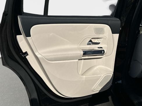 Used 2025 Mercedes-Benz GLB 250 image 12