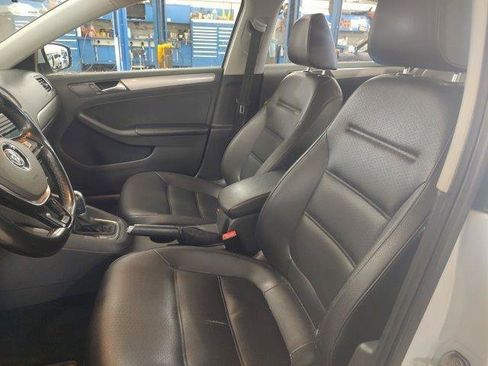 Used 2017 Volkswagen Jetta SE image 2