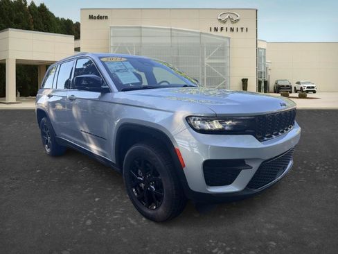Used 2024 Jeep Grand Cherokee Altitude AWD/4WD image 3