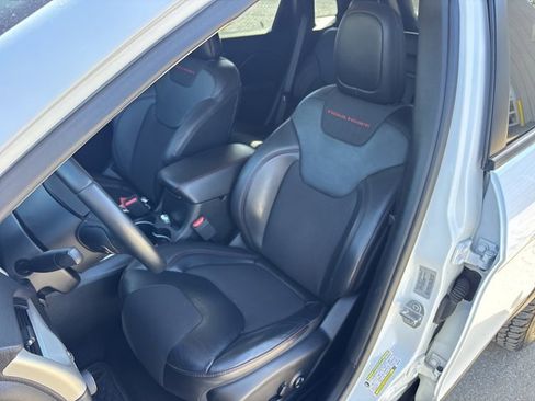 Used 2018 Jeep Cherokee Trailhawk image 18