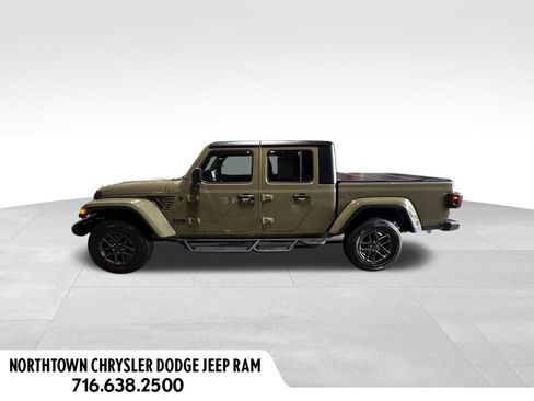 Used 2025 Jeep Gladiator Sport AWD/4WD image 2