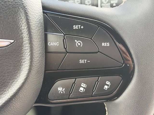 Used 2025 Chrysler Pacifica Limited FWD image 48