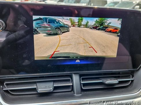 Used 2025 Chevrolet Trax LT FWD image 16