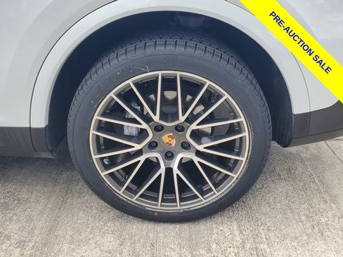 Used 2023 Porsche Cayenne AWD/4WD image 4