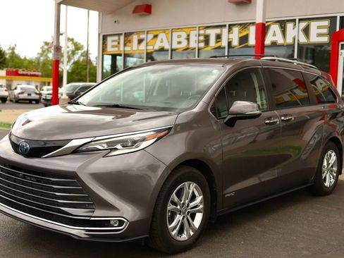 Used 2021 Toyota Sienna Platinum AWD/4WD image 1