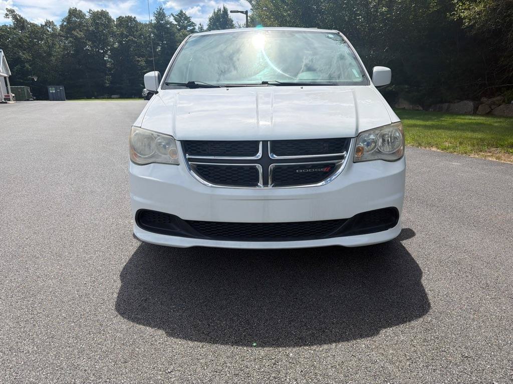 Used 2014 Dodge Grand Caravan SXT w/ Rear Park Assist Package FWD image 3