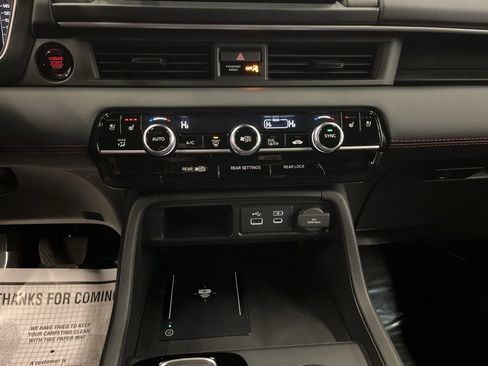 Used 2025 Honda Pilot Black Edition image 24